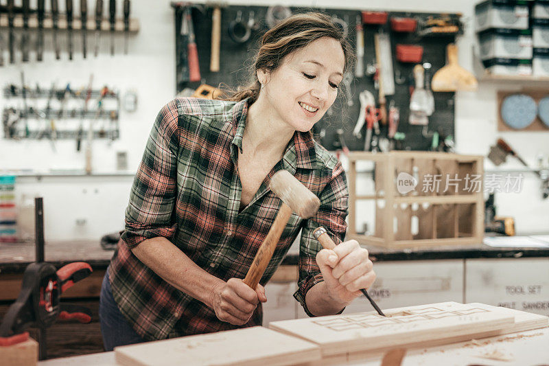 木工工作室的女家具设计师