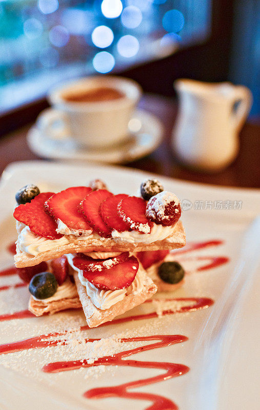 Mille-Feuille甜点，咖啡和牛奶