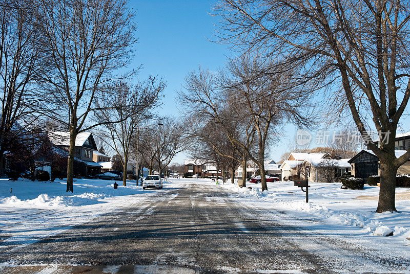 下雪的郊区街道