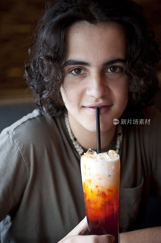 西班牙裔少年喝泰国冰茶饮料