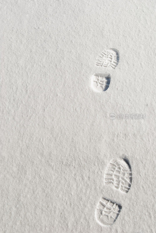 鞋踩在雪地里