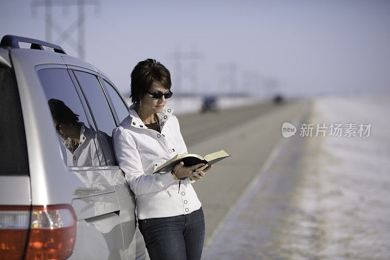 女人在路上读圣经