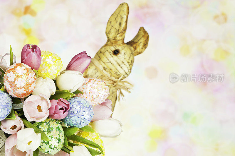 郁金香花束，复活节彩蛋和兔子