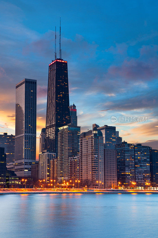 芝加哥黄昏碧水的天际线