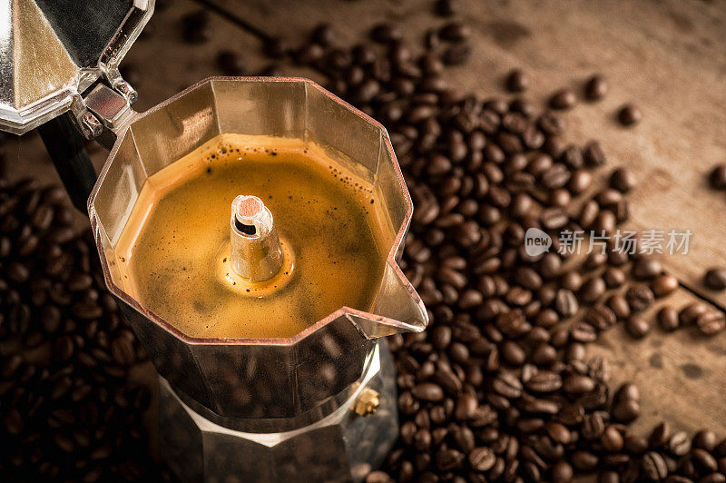 摩卡壶，旧咖啡机和咖啡豆