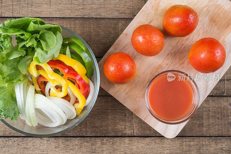 食品系列:一碗沙拉和西红柿汁