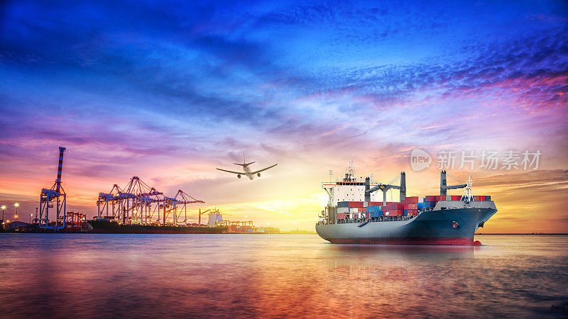 国际集装箱货轮和货机的物流运输与港口吊车桥在黄昏的天空为物流进出口背景和运输行业。