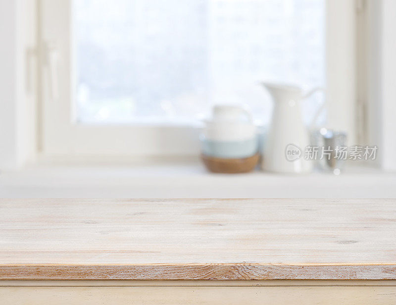 木制的桌面上模糊的厨房窗户背景