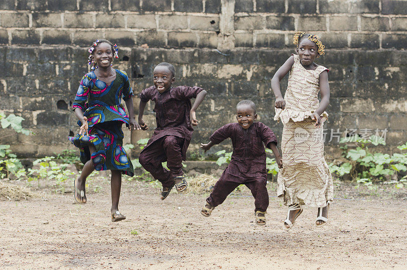 四个非洲儿童在户外玩耍，跳得尽可能高