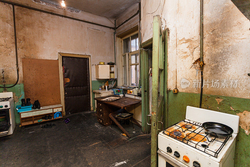 肮脏的厨房在为难民准备的临时公寓里