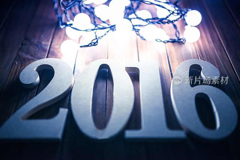 木制的2016年圣诞彩灯上的新年文字