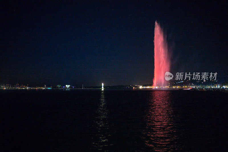 晚上的日内瓦湖喷泉