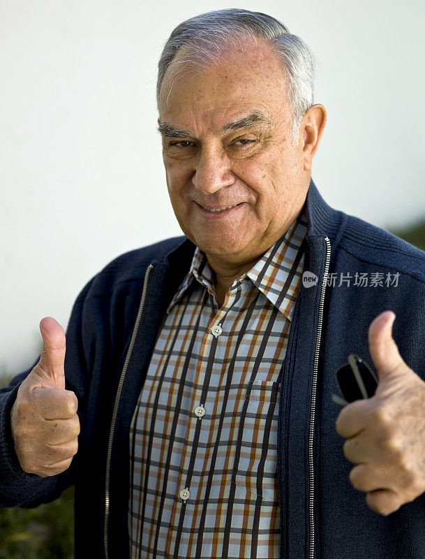微笑的西班牙裔老年人竖起两个大拇指