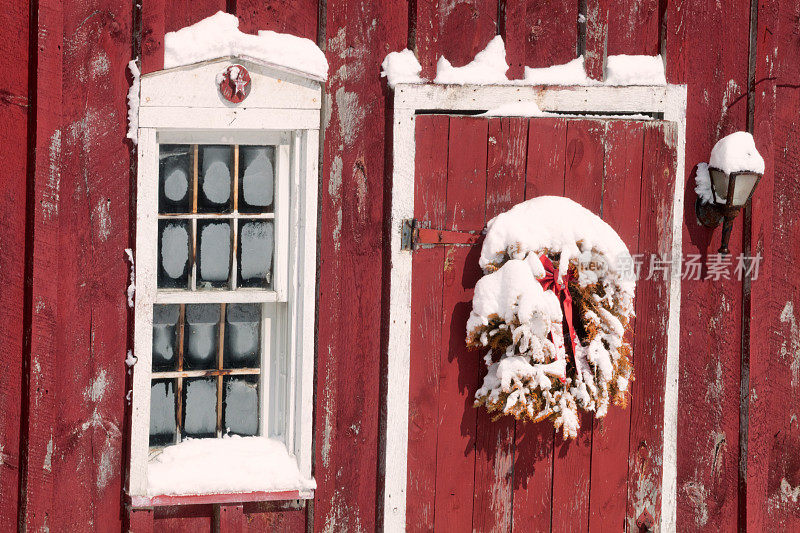谷仓门，花环，冬天，新鲜的雪，寒冷