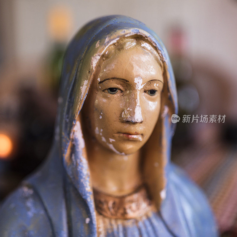 圣母玛利亚的旧石膏半身像，一些基督教的标志性人物之一。