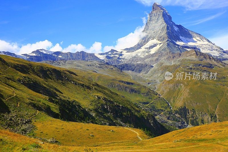 瑞士阿尔卑斯山泽马特，田园诗般的马特洪峰高山草甸景观