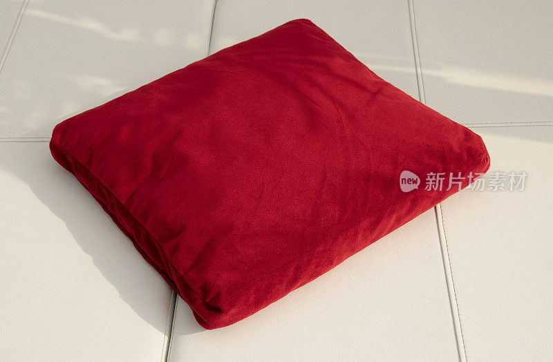 红色的枕头