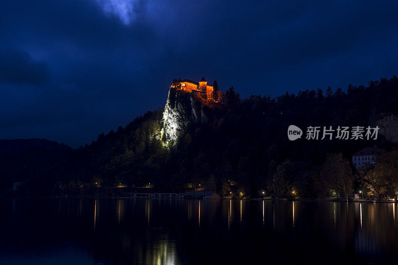 斯洛文尼亚夜晚的流血湖和城堡