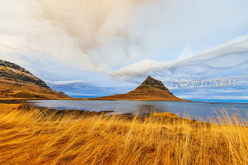 冰岛北部美丽的Kirkjufell山