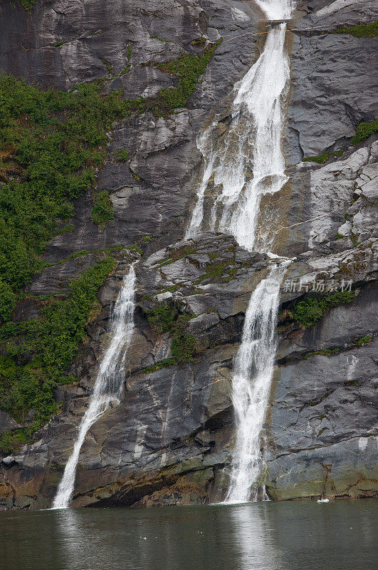 阿拉斯加特蕾西阿姆冰川附近的双瀑布