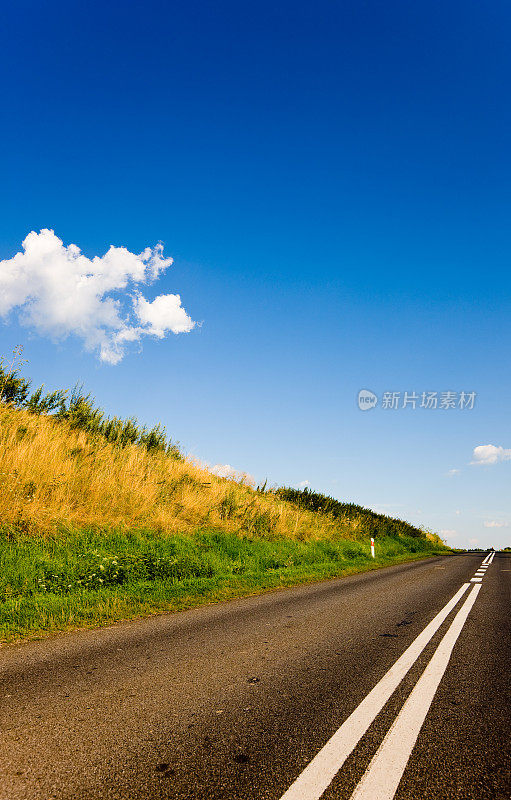 空无一人的道路