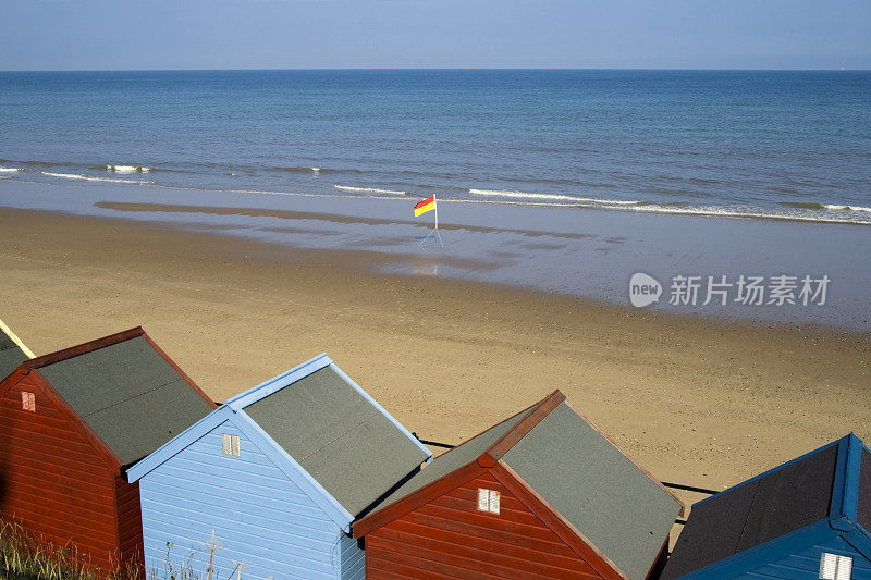 一排排的海滩小屋和安全旗