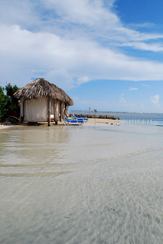 度假村设置在牙买加的海滩上。