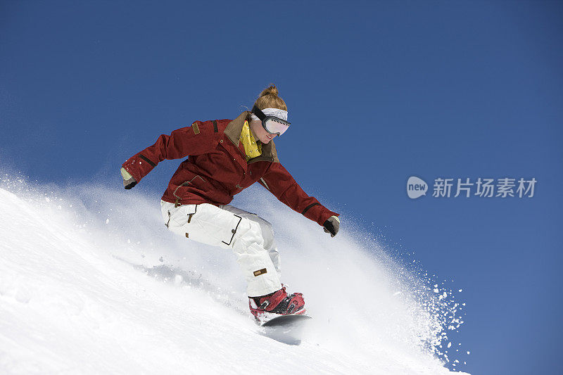 蓝天下的女子单板滑雪