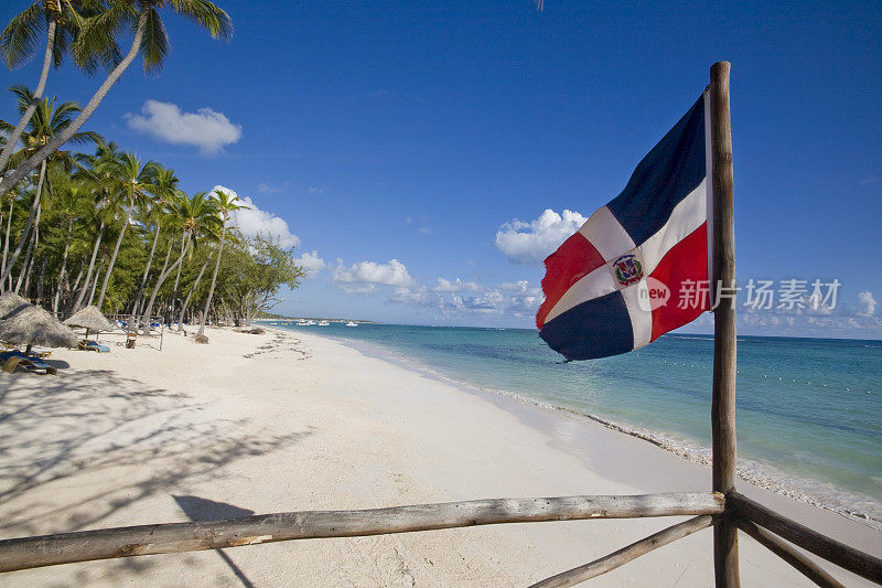 海滩上悬挂着多米尼加共和国的国旗