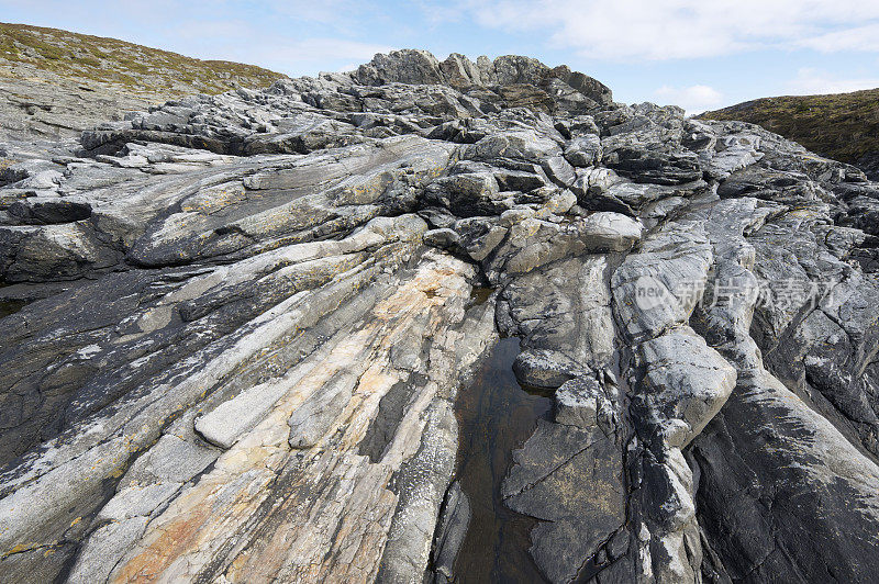 挪威海岸线上的叶状岩层