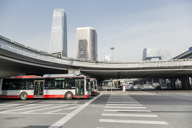 汽车穿过城市