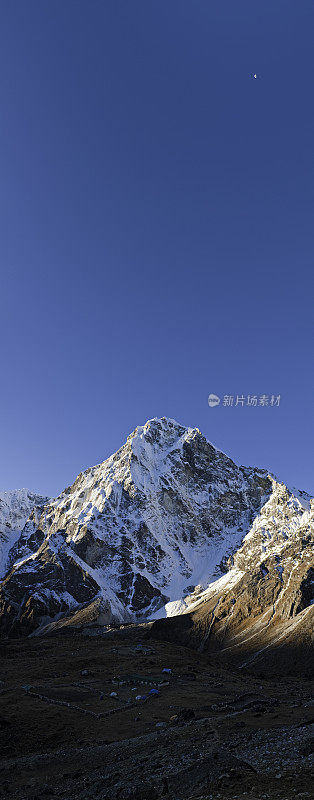 北脸乔氏雪峰月亮喜马拉雅山尼泊尔垂直全景