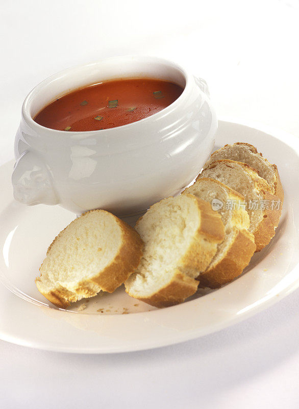 西红柿汤和法国面包