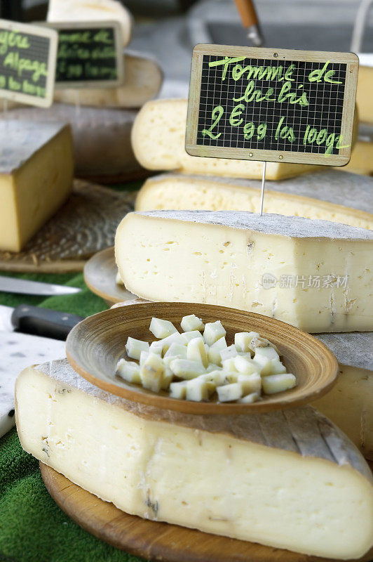 市场上的法国奶酪