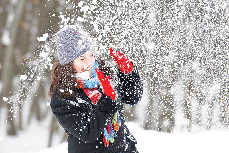 年轻漂亮的女人被雪球砸了