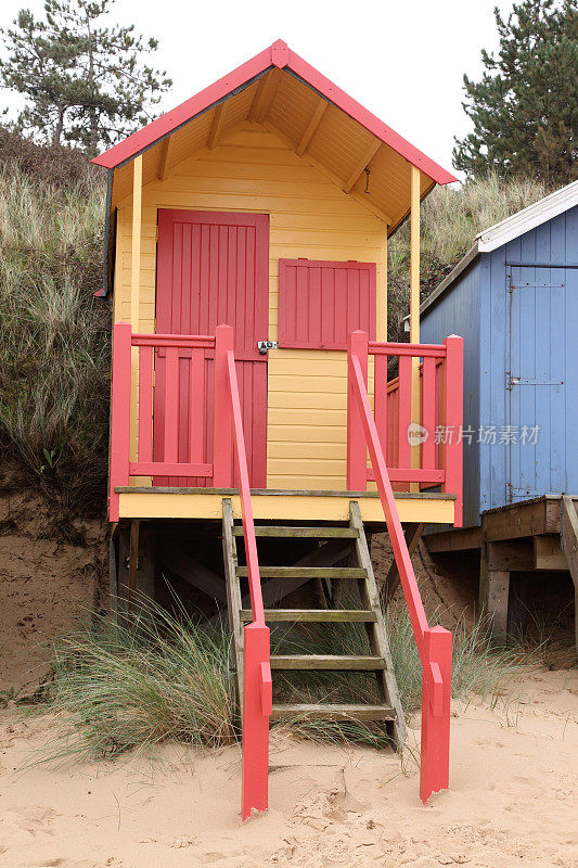 色彩斑斓的海滩小屋