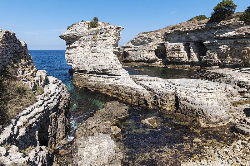 多岩石的海岸线