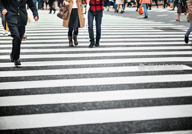 东京上班族正在涉谷穿过街道