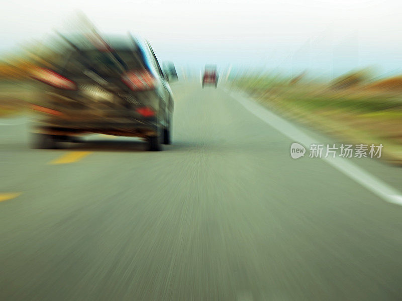 一辆汽车在高速公路上通过另一辆汽车-缩放应用