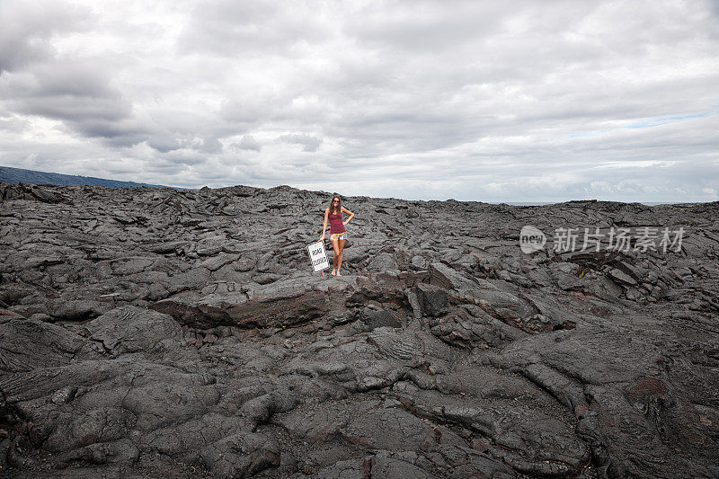 游客站在夏威夷巨大的熔岩上