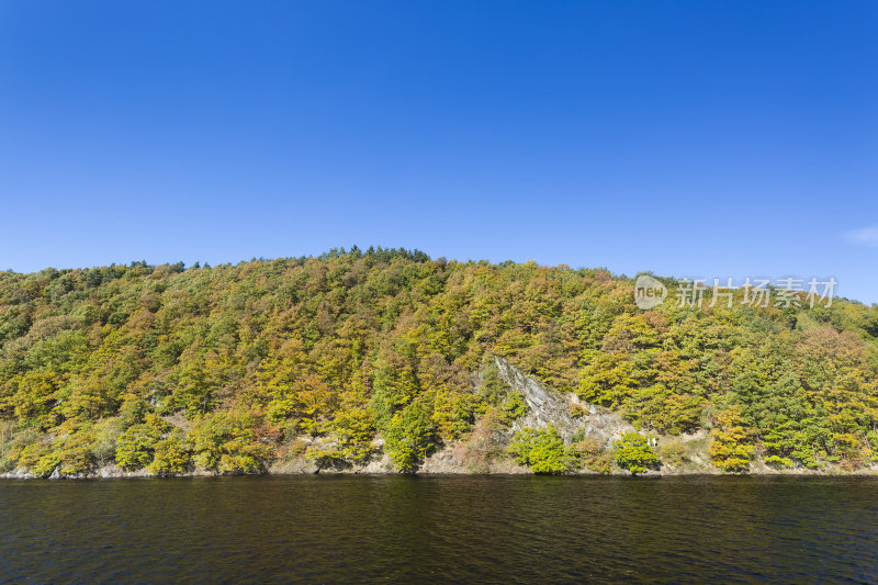秋天的乡间湖，德国
