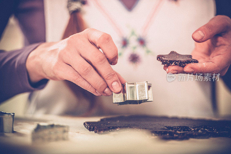 女人烤圣诞饼干