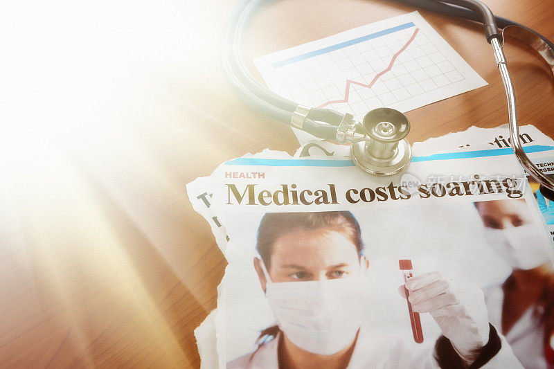 文章警告医疗费用飞涨，配有听诊器