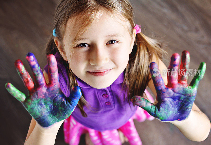 俯视图的小女孩与手绘的手