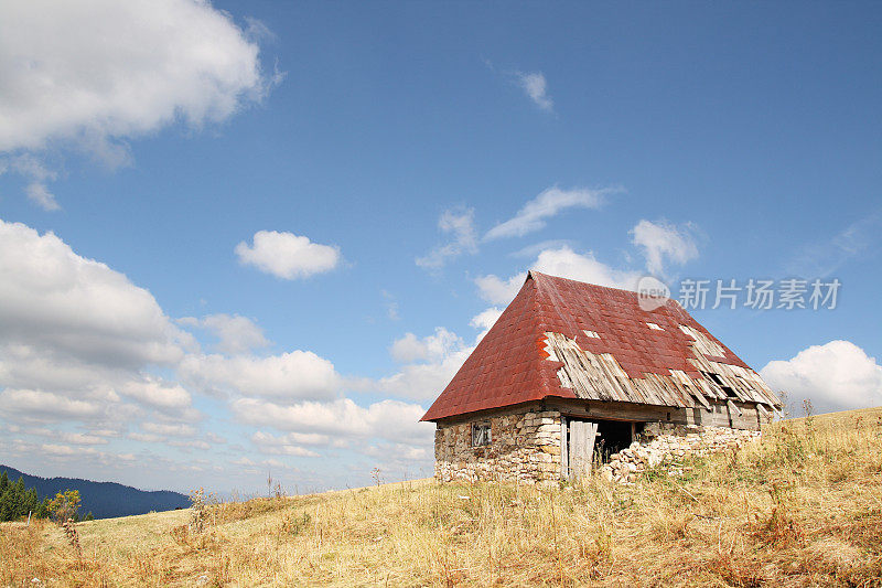 破旧的山间小屋