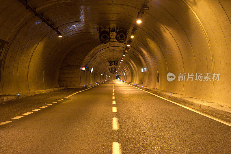 夜间地下公路隧道，意大利