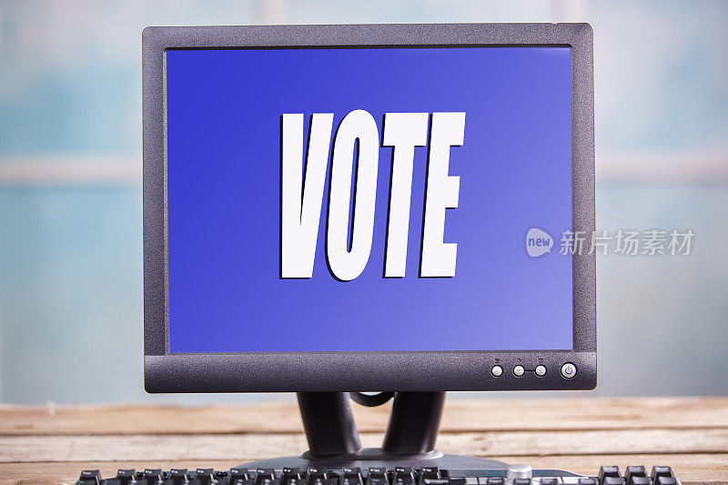 有“投票”屏幕的台式电脑显示器。办公室,办公桌。