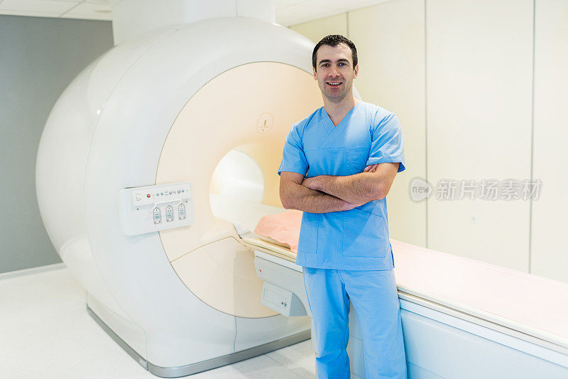 男性放射科医生和MRI扫描仪。