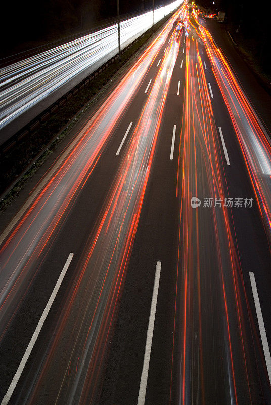 夜晚繁忙的公路