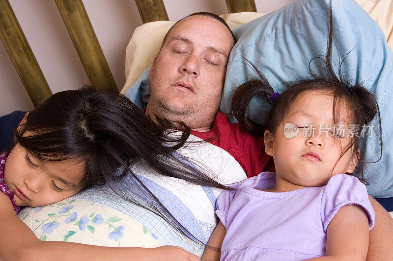 养父和女儿睡在一起